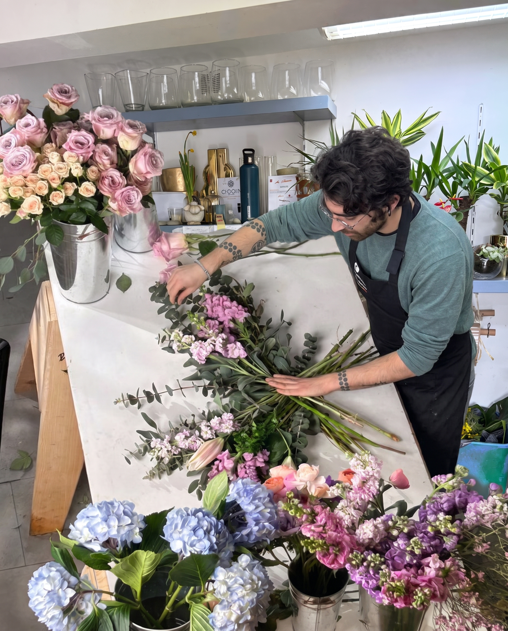 Jérémy compose un bouquet dans son atelier de fleuriste